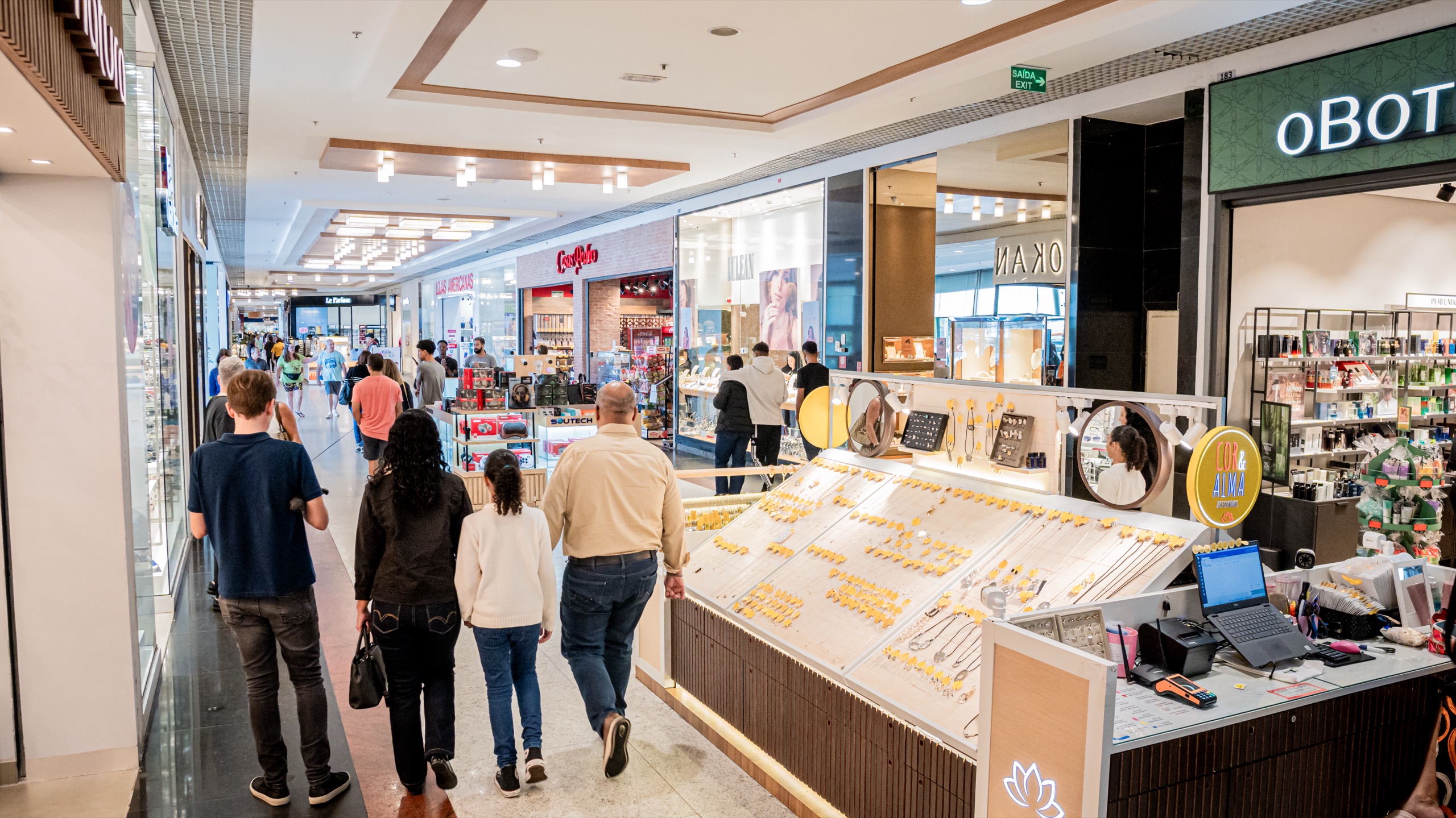 Corredor de shopping da ARGOPLAN com lojistas e clientes